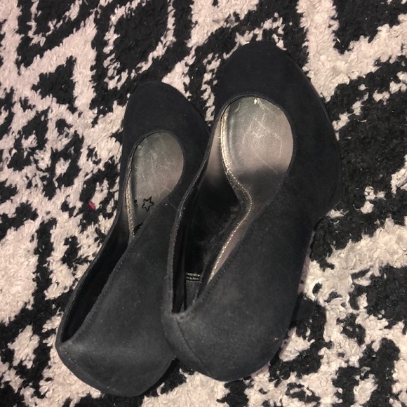 Black Heels - Picture 3 of 3